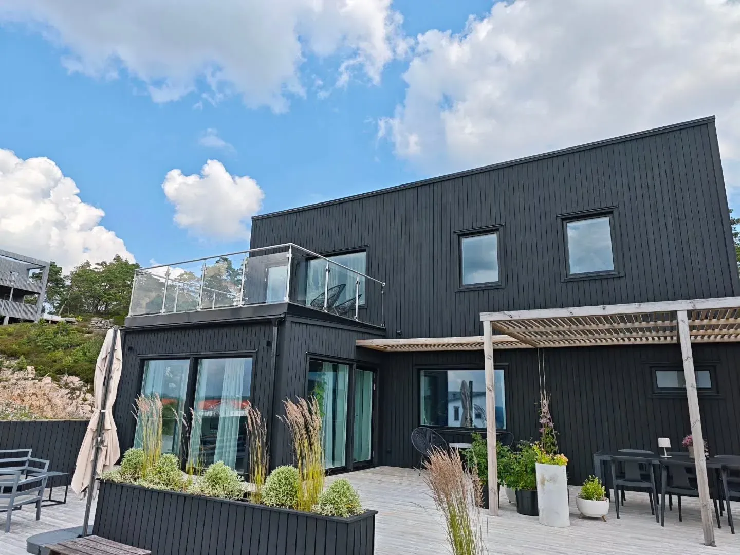 Solskyddsfilm monterad på stora fönster